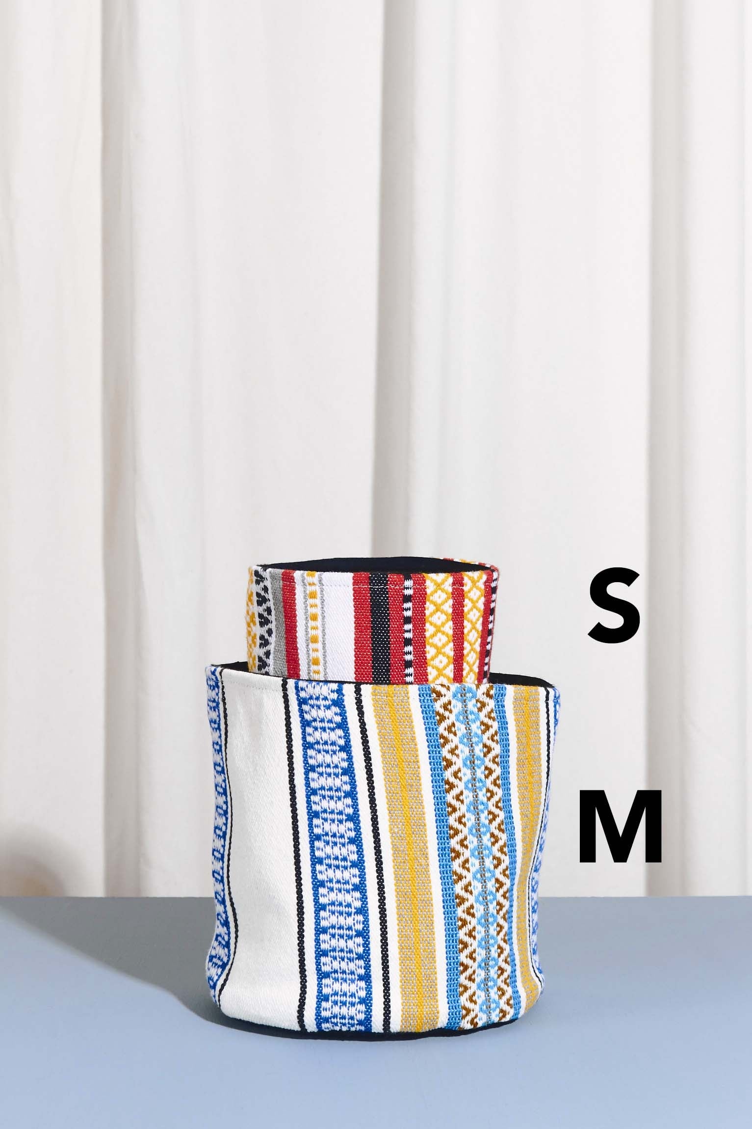 Cesto tejido morellano azul y rojo