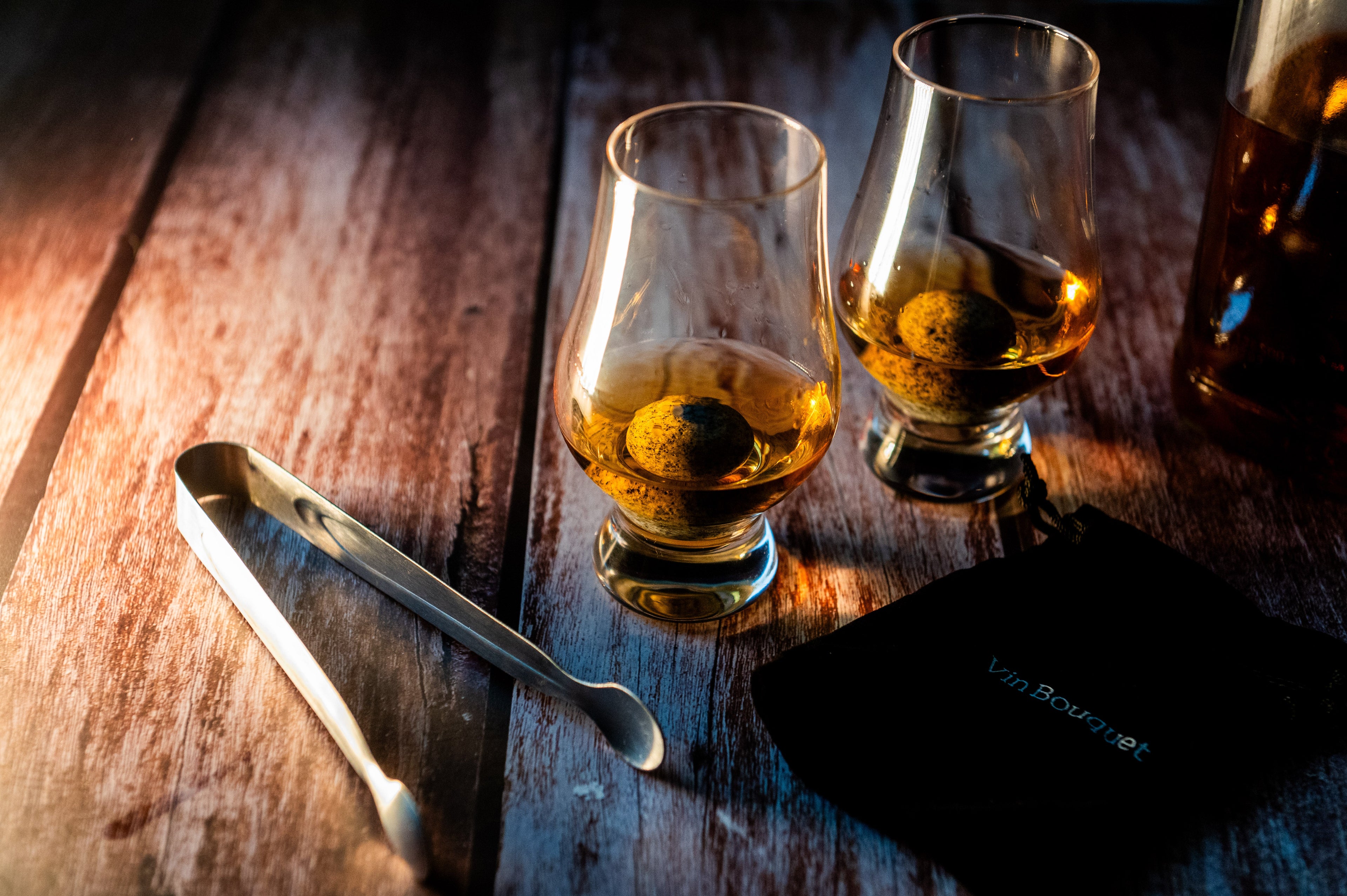 Set 2 Vasos Whisky Clásicos con Piedras Frías y Pinzas