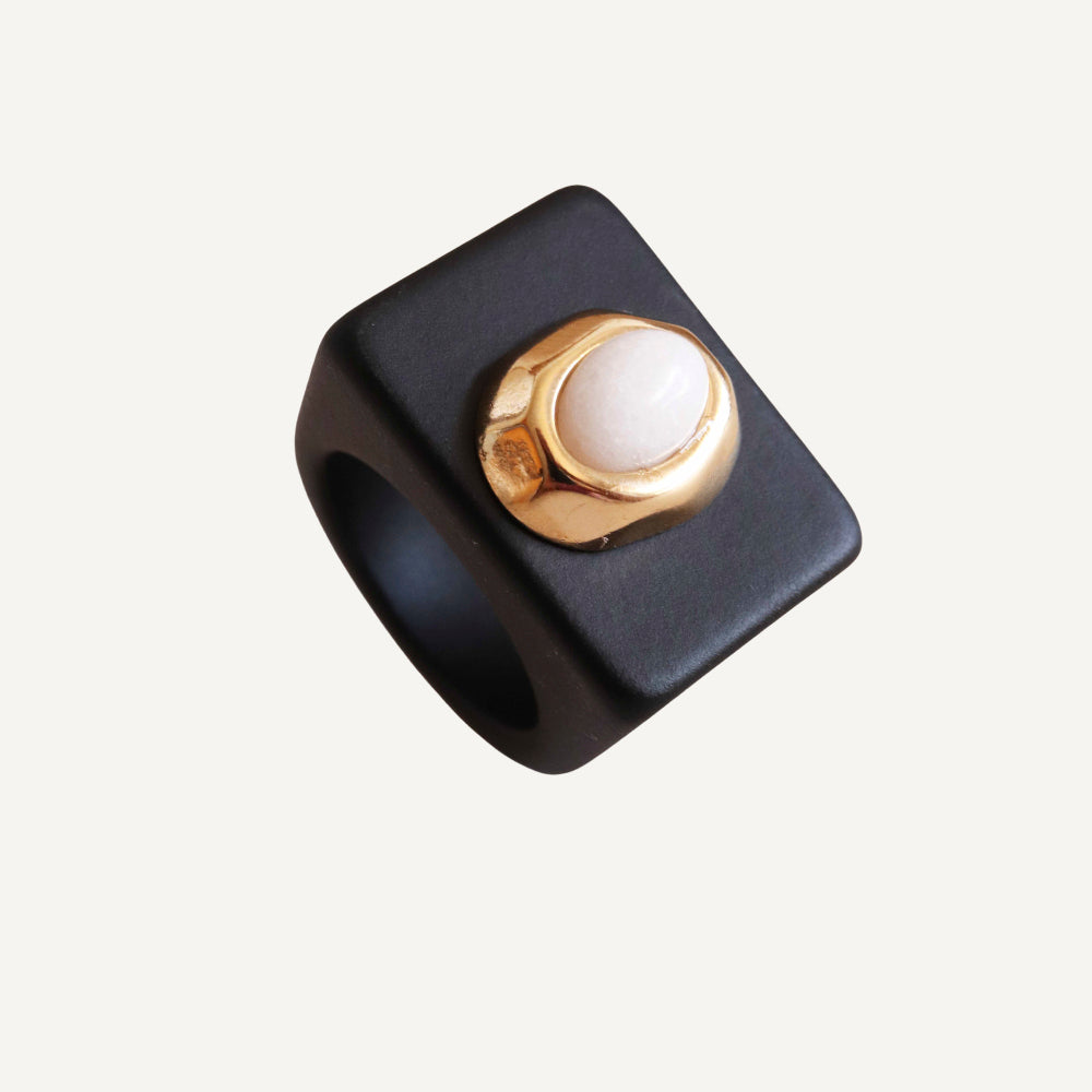 Anillo negro con porcelana blanca