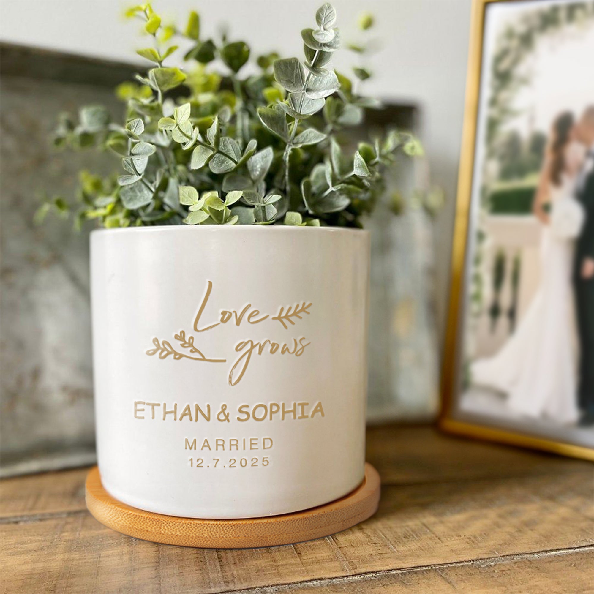 Maceta Suculenta de Cerámica con Agujero de Drenaje y Base de Bambú Personalizada Love Grows Name Regalo de Boda para Amante