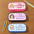 Estuche personalizado de doble capa con nombre y texto de un personaje de dibujos animados Material escolar Vuelta al cole Regalo de cumpleaños para profesores Niños