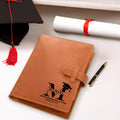 Personalizado Grad Cap Inicial A5 PU cubierta del cuaderno de cuero con el nombre y el bolsillo de almacenamiento Regalo de graduación para los graduados