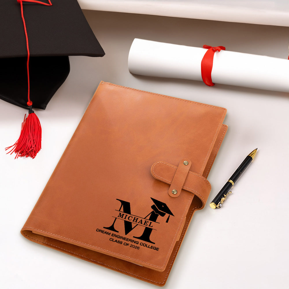 Personalizado Grad Cap Inicial A5 PU cubierta del cuaderno de cuero con el nombre y el bolsillo de almacenamiento Regalo de graduación para los graduados