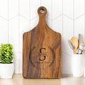 Tabla para cortar embutidos de madera con iniciales de guirnalda grabadas con apellido y asa Regalo de cumpleaños de inauguración de la casa para pareja Familia