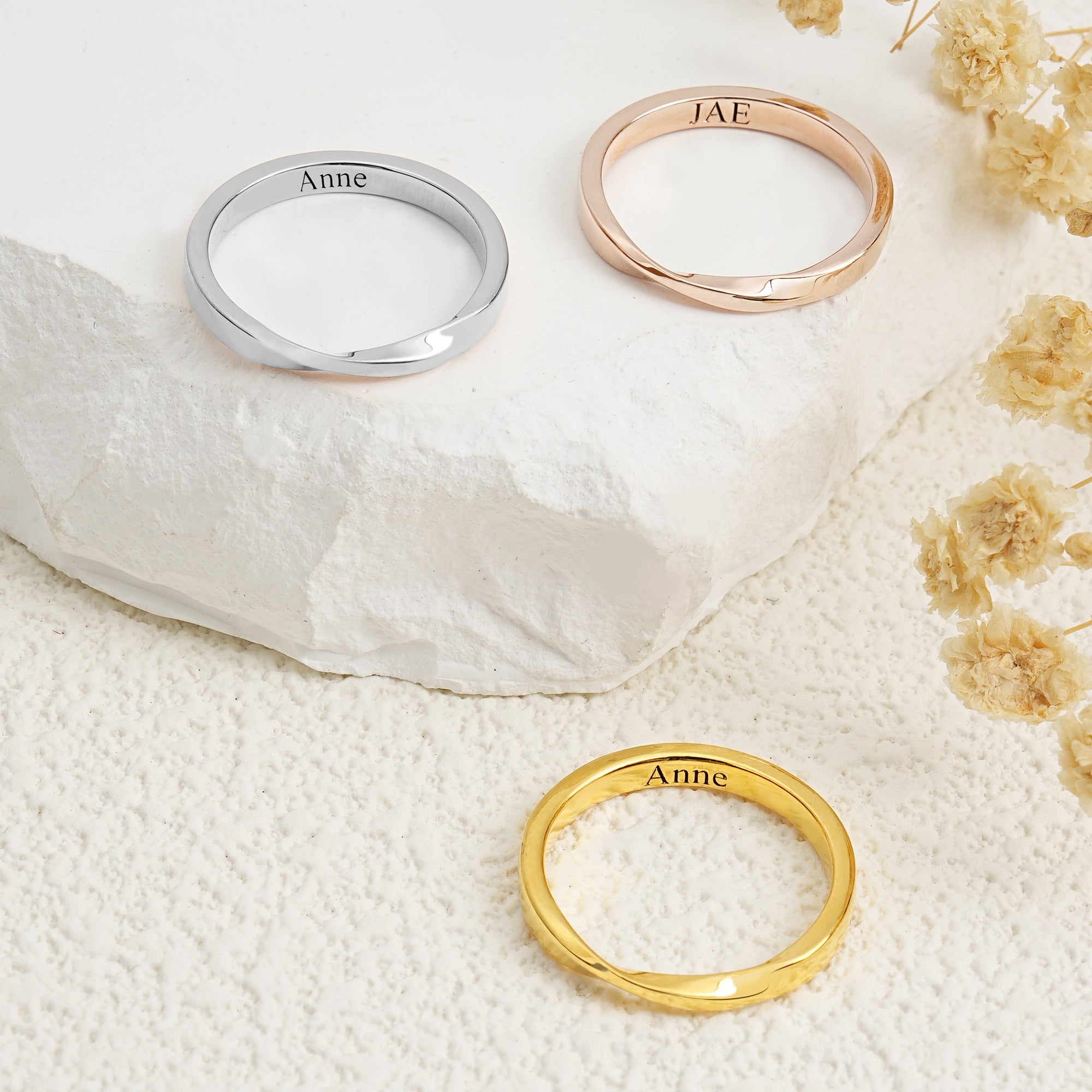 Anillo personalizado Mobius Strip Twisted Band con nombre grabado Dainty Jewelry Daily Wear Birthday Anniversary Gift for Couples Newlyweds