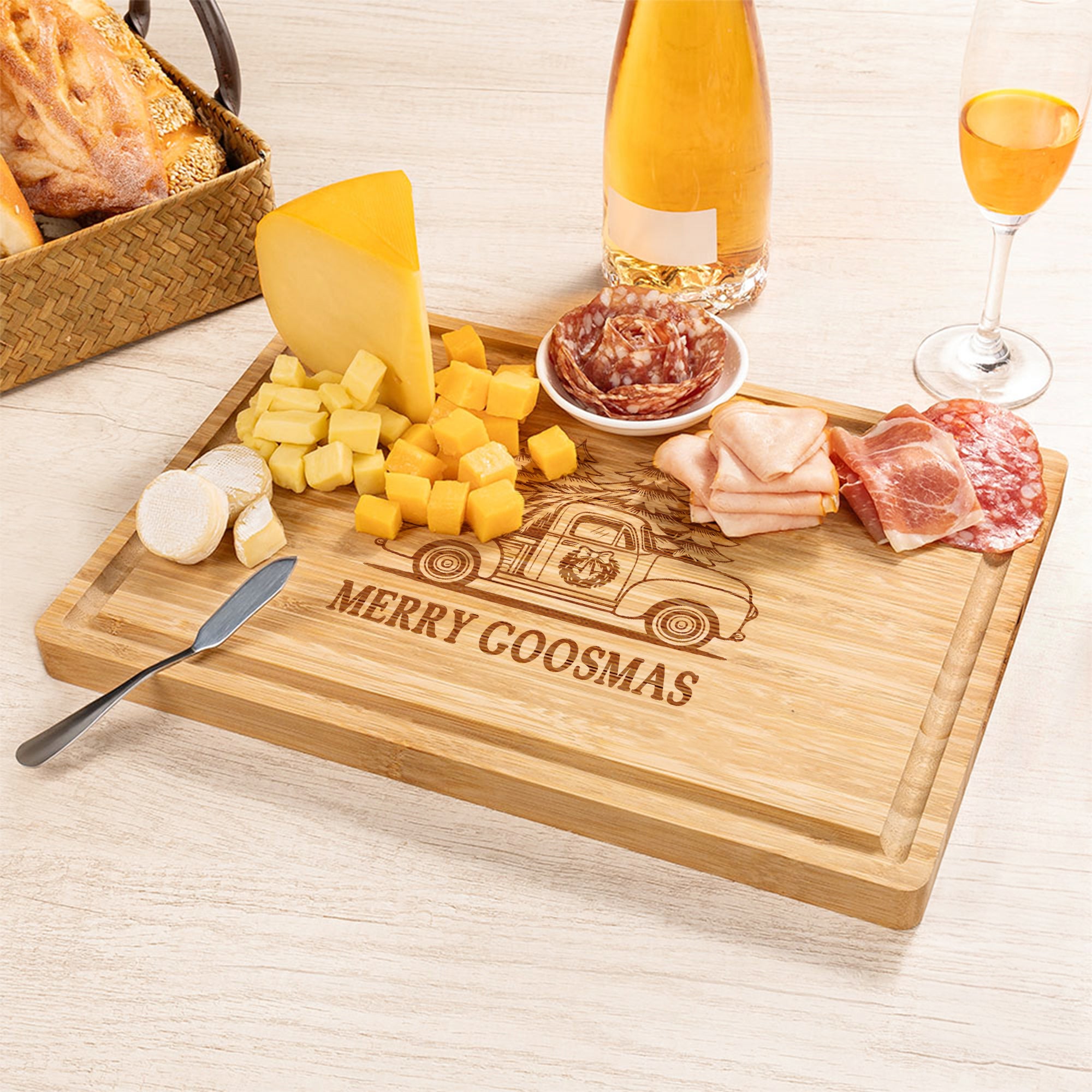 Tabla para cortar embutidos de bambú FSC personalizada con tema navideño, texto grabado y ranura para zumo Regalo de inauguración de la casa para la familia