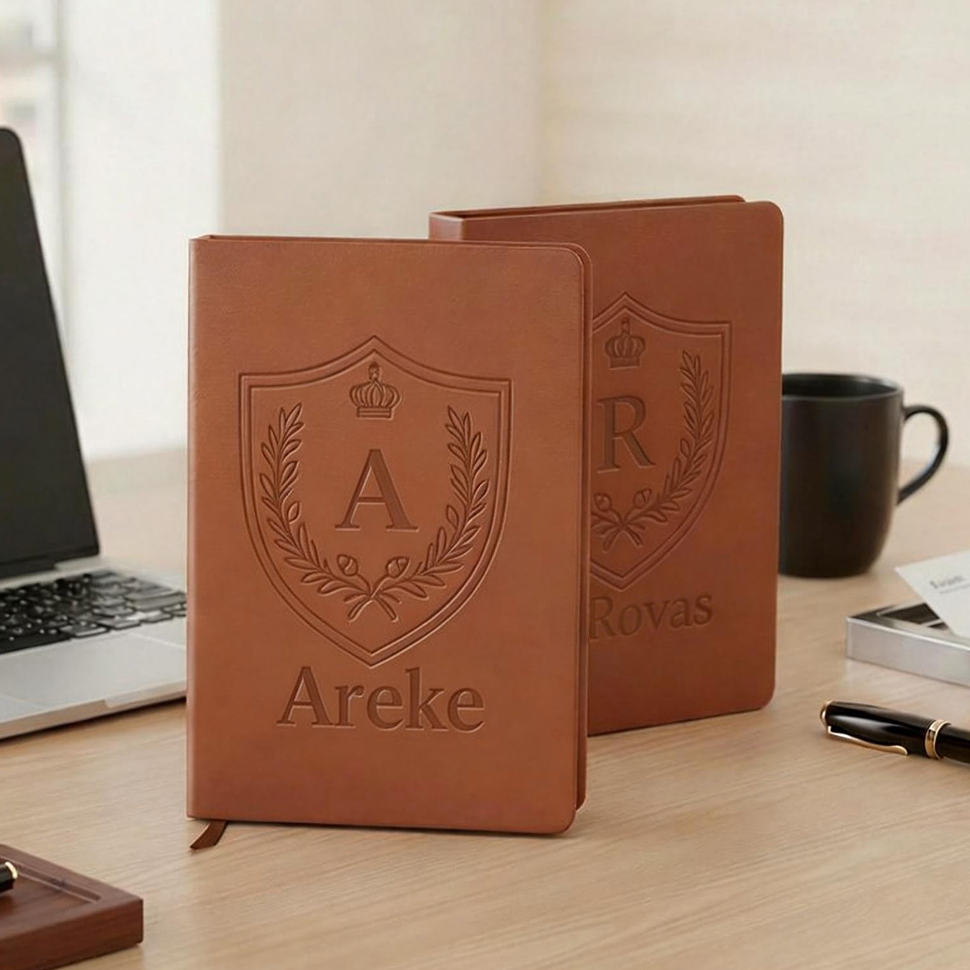 Escudo personalizado Escudo cresta PU Cuaderno de cuero con la inicial y el nombre de uso diario regalo de cumpleaños para el hombre