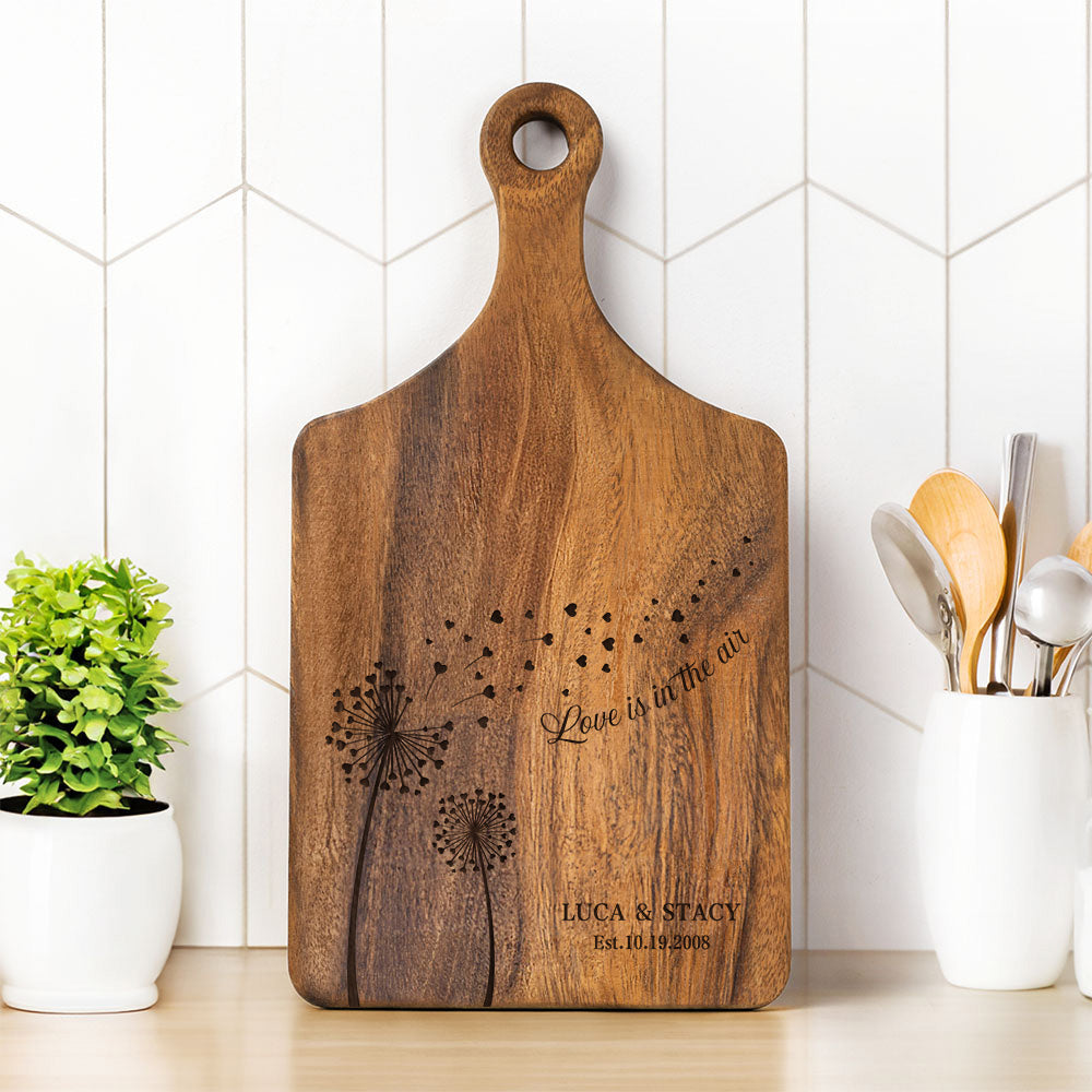 Diente de león personalizado El amor está en el aire Tabla reversible para cortar embutidos con empuñadura Regalo de inauguración de boda para parejas familiares
