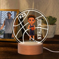 Personaje de baloncesto de dibujos animados personalizado Ronda LED Luz de noche con el número de nombre y base de madera Decoración de escritorio Regalo de cumpleaños para él