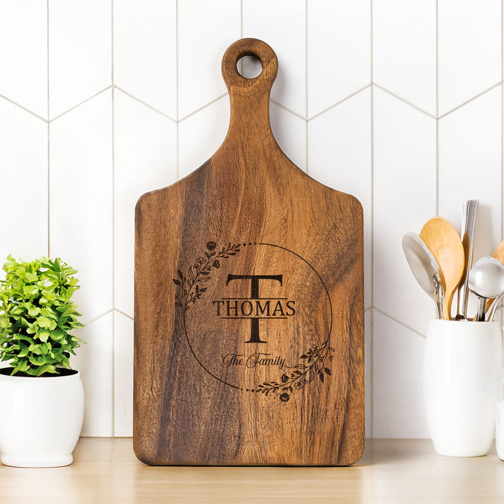 Tabla de cortar para embutidos y quesos personalizada con iniciales grabadas y mango Made in USA Regalo de inauguración de boda para la familia
