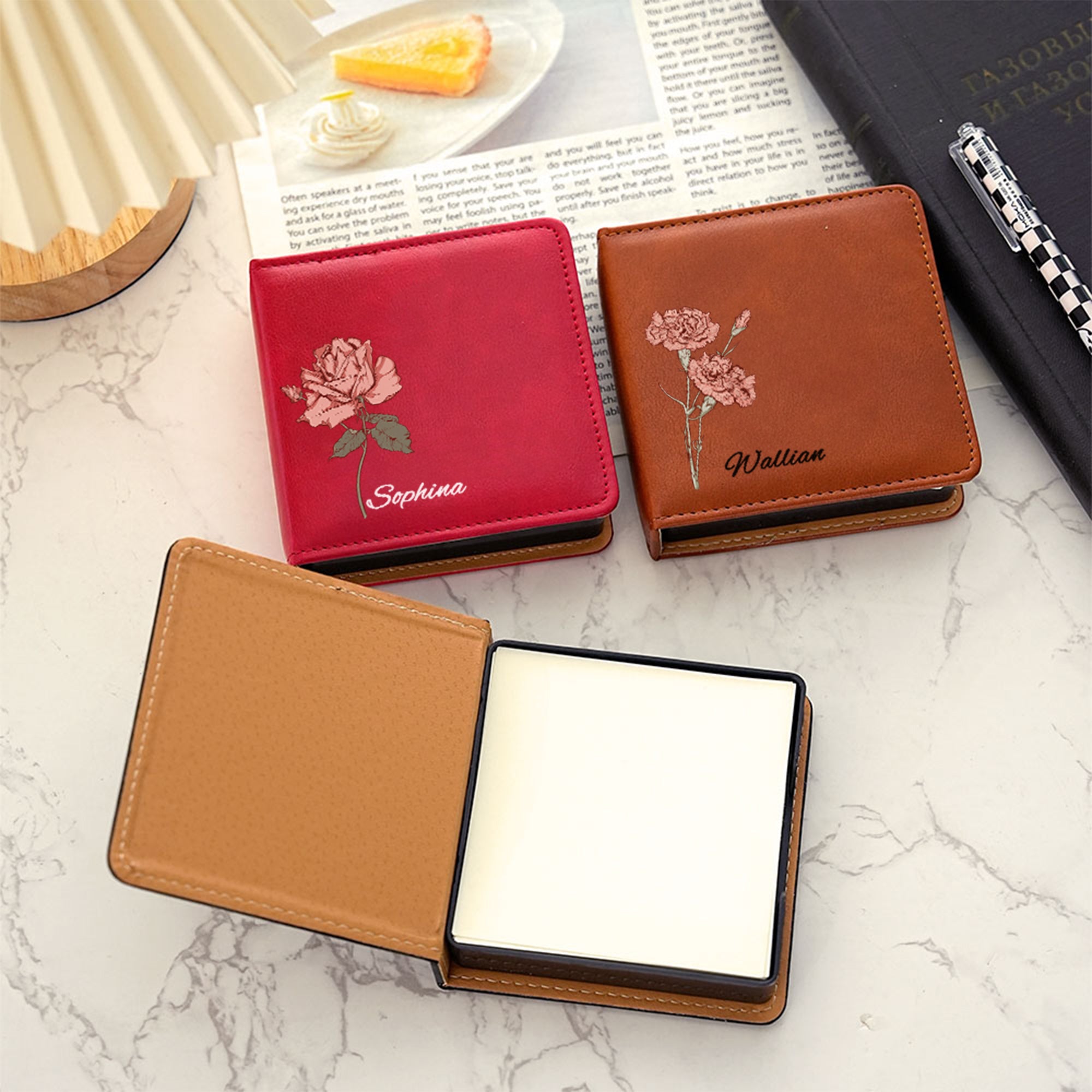 Personalizado Nacimiento Flor PU Cuero Clásico Sticky Bloc de notas con nombre Escritorio Organizador Cumpleaños Oficina Regalo para Colegas Familia Amigos