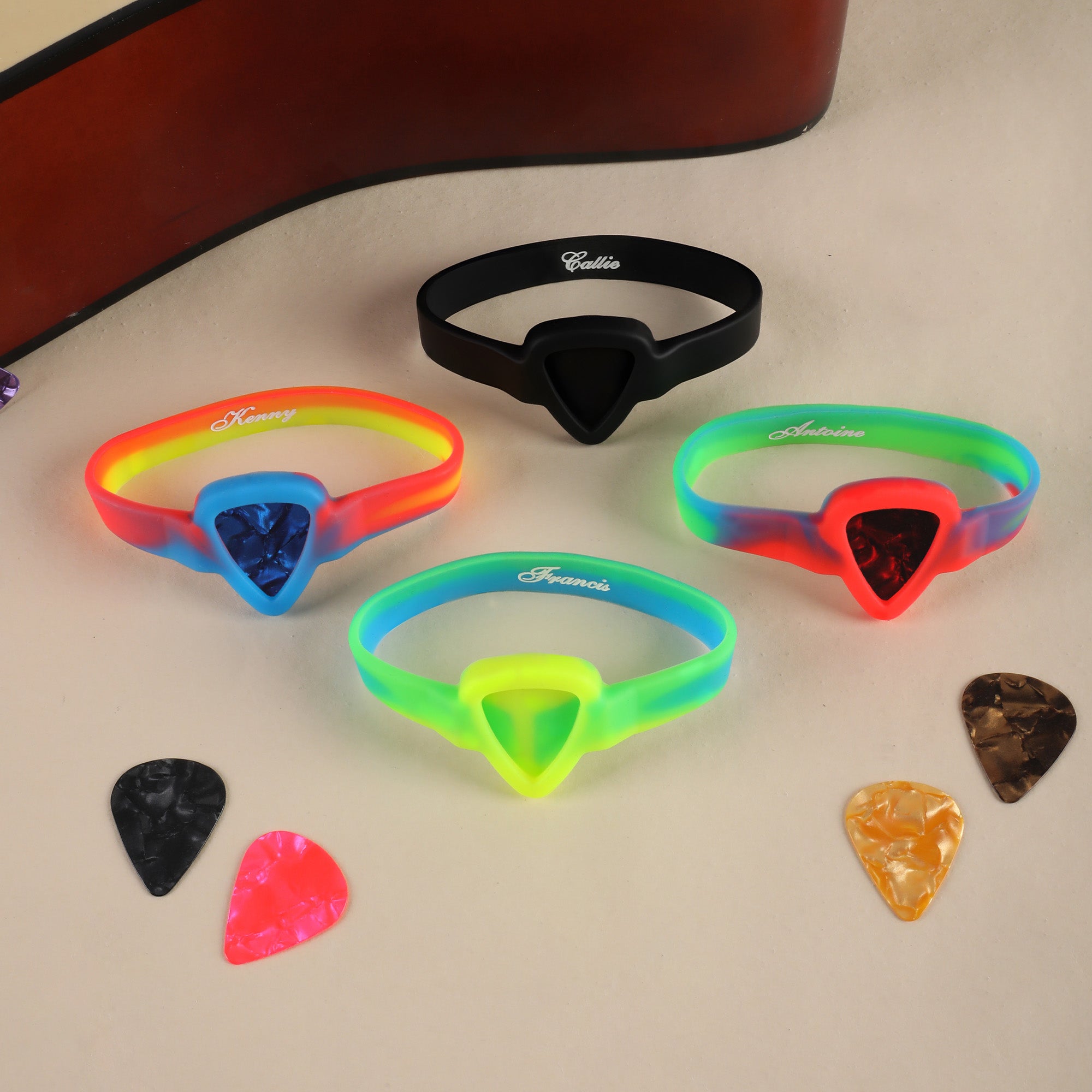 Pulsera de silicona para púas de guitarra con 5 púas, personalizada y grabada con el nombre Regalo de cumpleaños para amantes de la música y la guitarra