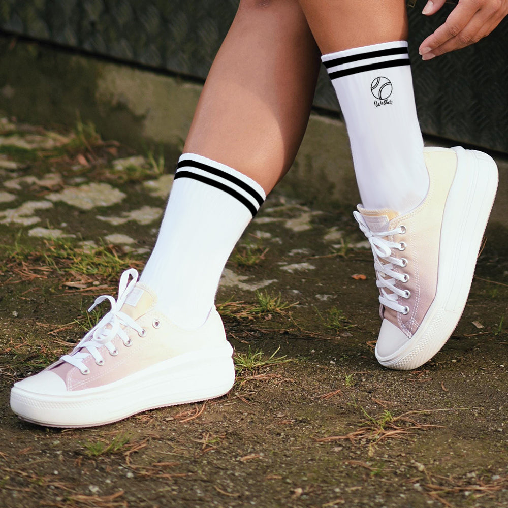 Calcetines de deporte personalizados con el nombre de un jugador de tenis en el medio de la pantorrilla