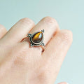 Anillo Delhi Ajustable de Ojo de Tigre y Plata de Ley 925
