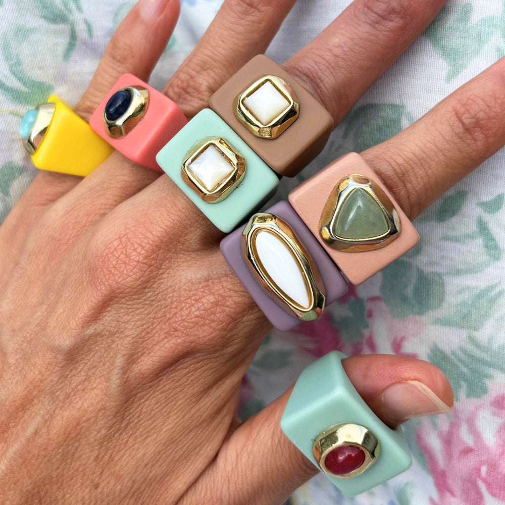 Anillo grande color mora con porcelana blanca