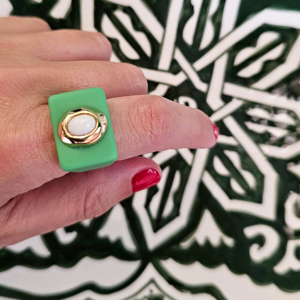 Anillo grande color verde con porcelana blanca