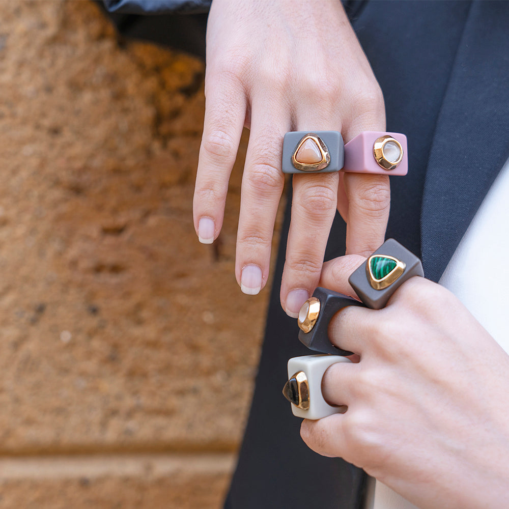 Anillo grande marrón con malaquita