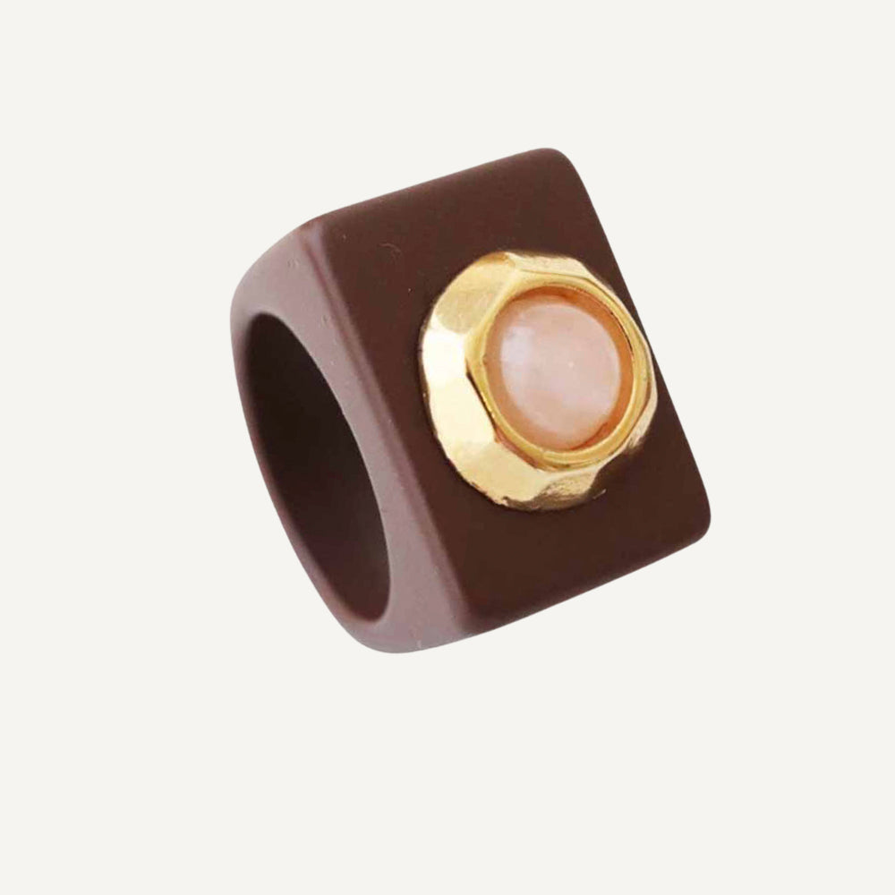 Anillo marrón con oro y cuarzo rosa [LATTE]