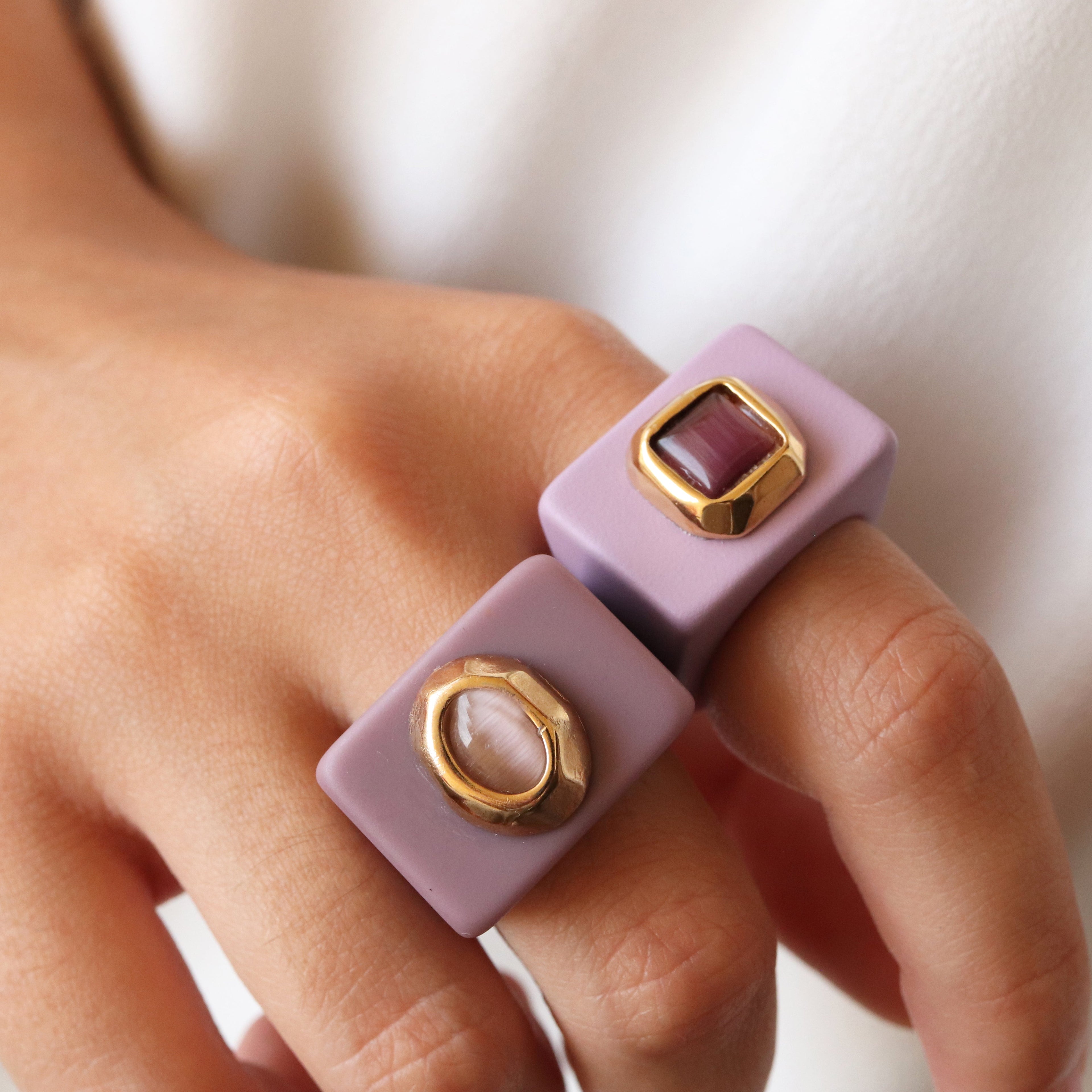 Anillo mujer color lavanda con selenita