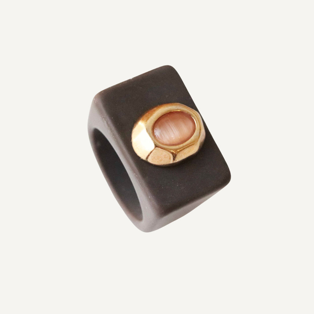 Anillo mujer Marrón con selenita salmón SAIRA