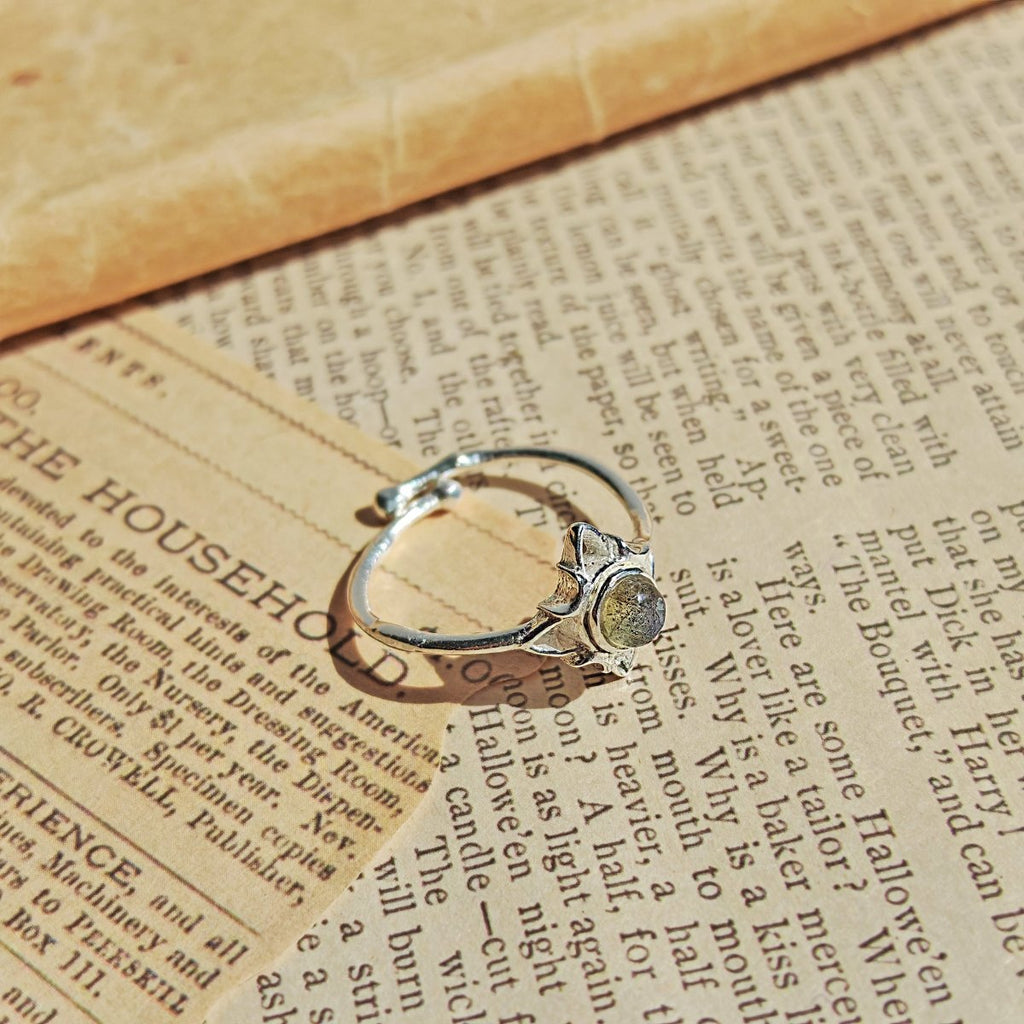 Anillo Nudo de Bruja 'Wicca' con Piedra de Luna - Plata de Ley 925