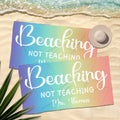 Personalizada Beaching Not Teaching Toalla de playa de gran tamaño y secado rápido con texto Accesorios para vacaciones de verano Día del profesor Regalo de cumpleaños para profesores
