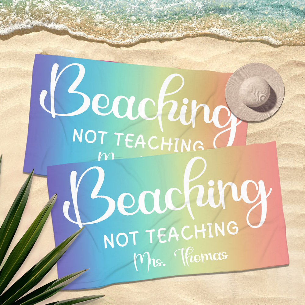 Personalizada Beaching Not Teaching Toalla de playa de gran tamaño y secado rápido con texto Accesorios para vacaciones de verano Día del profesor Regalo de cumpleaños para profesores