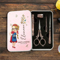 Personalizada de dibujos animados de costura Chica Nacimiento Flor 6 Pcs Kit de herramientas de costura con nombre Regalo de cumpleaños para mamá abuela amante de la costura