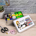Parche personalizado máquina de coser de dibujos animados de costura Chica Kit de costura Set de almacenamiento Caja con nombre Cumpleaños Día de la Madre Regalo para mamá abuela amante de la costura