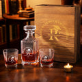 Decantador de whisky personalizado con tapa de graduación y 2 copas con nombre y año Regalo de graduación para graduado amante del whisky