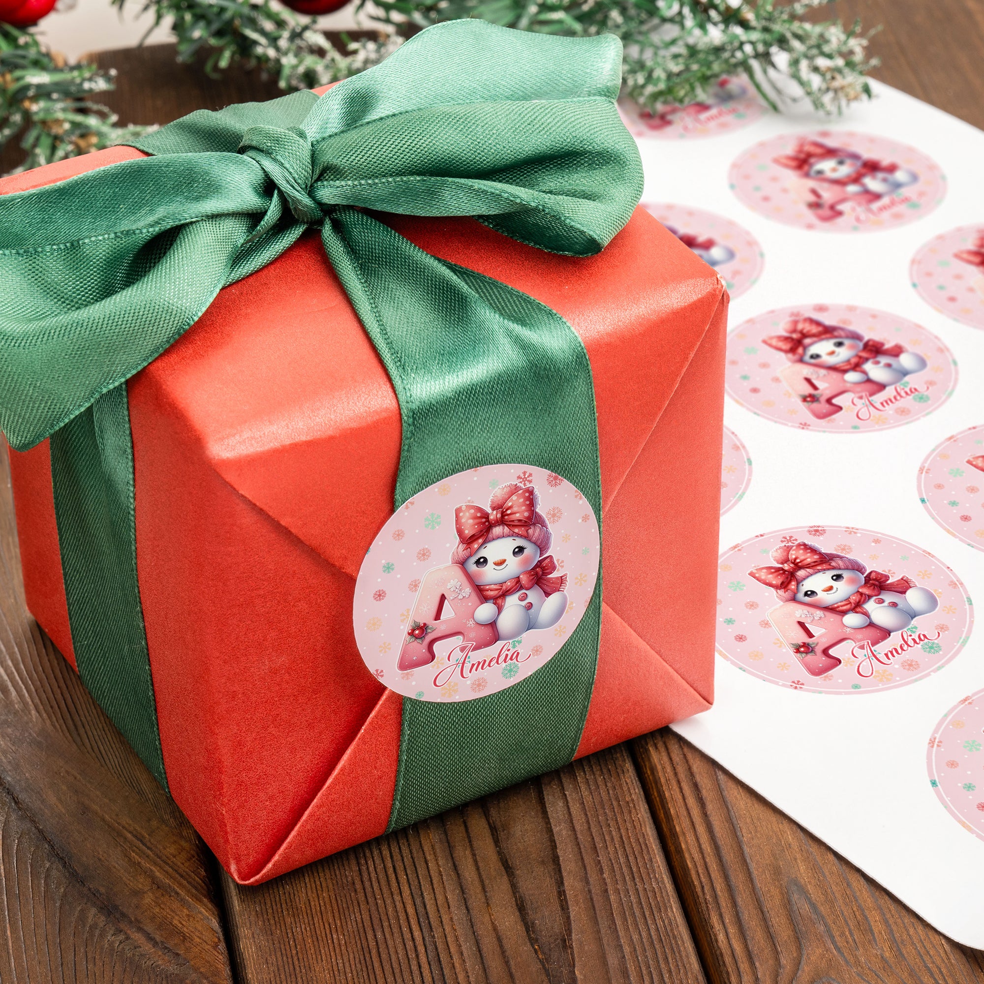 Personalizado lindo arco de dibujos animados muñeco de nieve Etiquetas adhesivas con el nombre y la inicial Juego de 2 Decoración de regalo de Navidad Fiesta de Favores para la Familia Amigo Kid