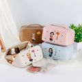 Personalizado Nacimiento Flor 3D Dibujos animados Chica PU Cuero Bolsa de maquillaje portátil de ancho abierto con nombre Accesorios de viaje Regalo de cumpleaños para las mujeres