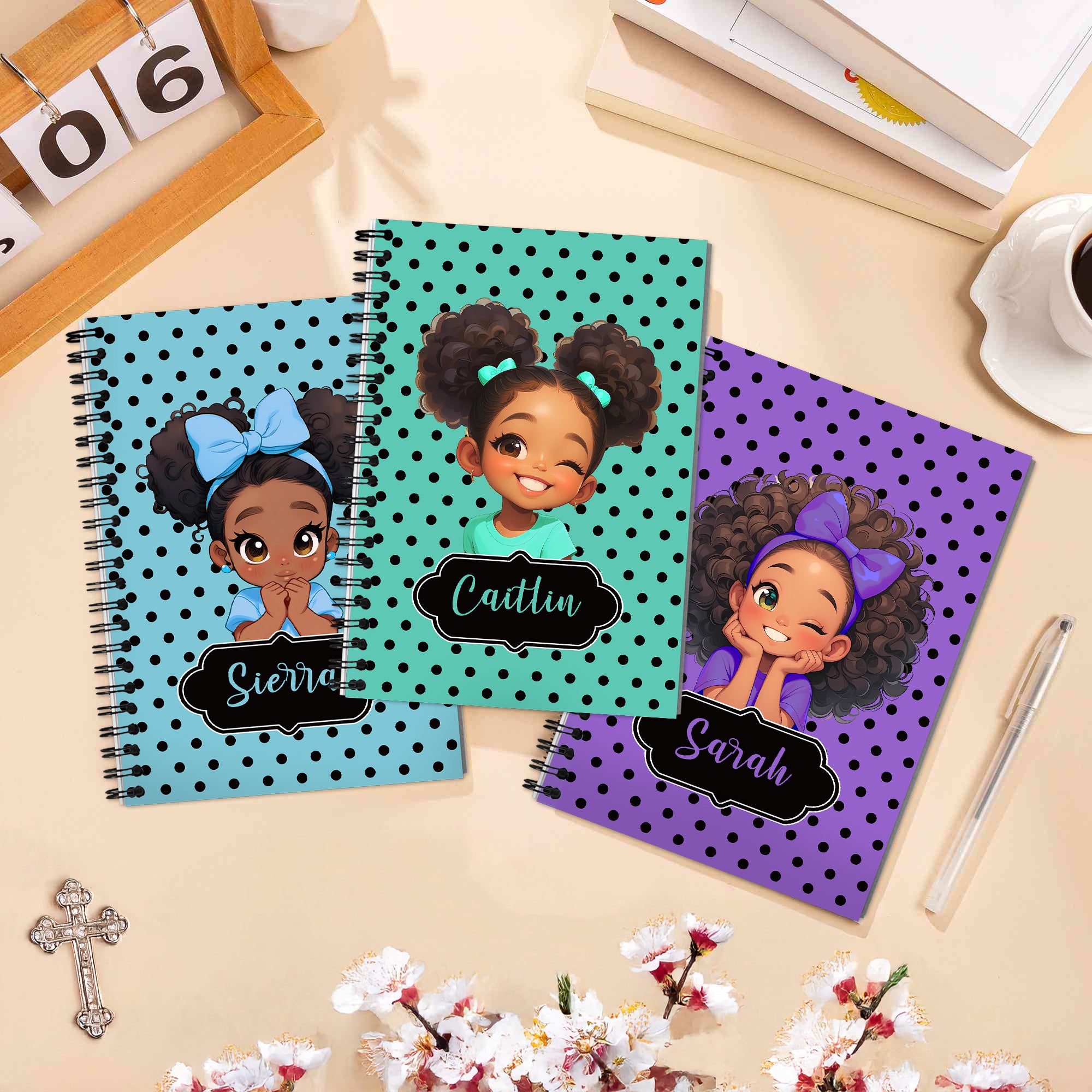 Cuaderno de espiral A5 personalizado de lunares con nombre Regalo de cumpleaños de aniversario para niña negra