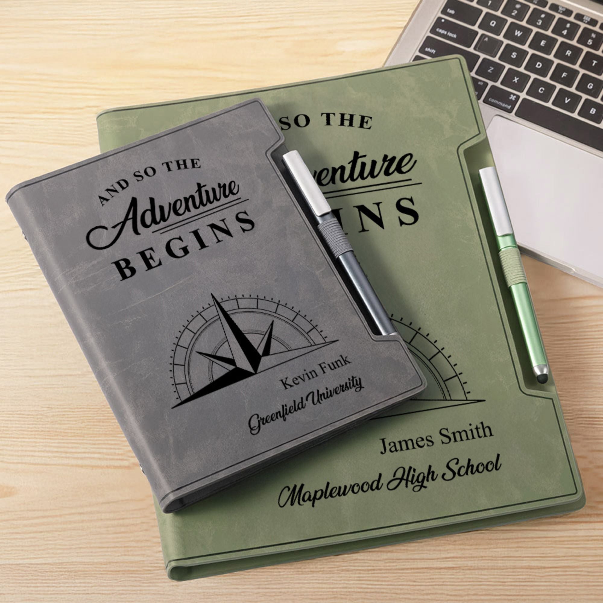 Personalizado Aventura Comenzar Brújula Diseño PU Cuero Binder Cuaderno con Nombre Nombre de la escuela y la pluma Regalo de Graduación para Graduados