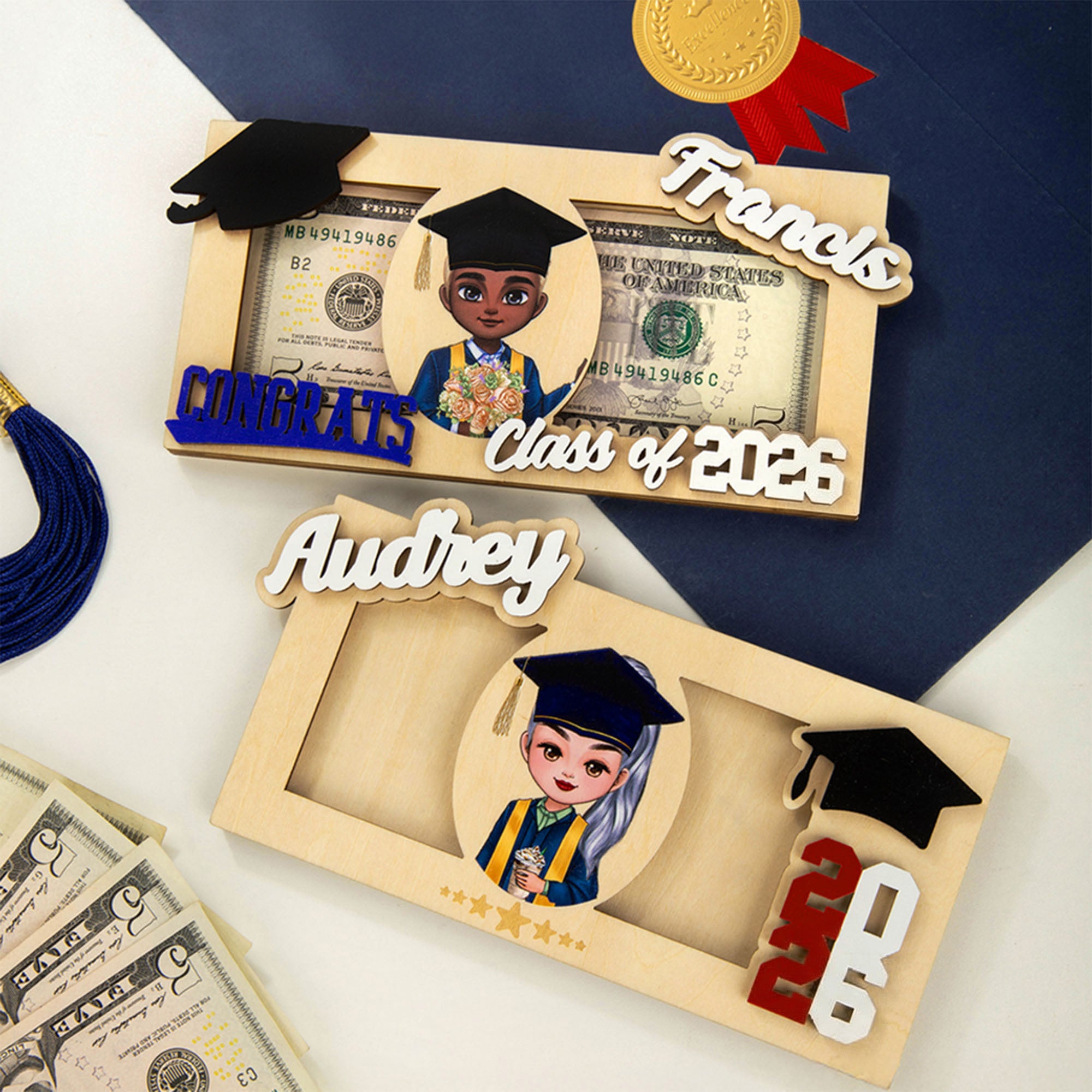 Gorra de Graduación Personalizada Personaje de Caricatura Porta Dinero de Madera Sobre para Dinero en Efectivo con Nombre y Año Regalo de Graduación para Graduados de la Clase 2026