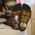 Calcetines de media caña personalizados con el nombre y texto de un personaje de lectura de dibujos animados de una estantería vintage para regalar en Navidad a los amantes de los libros