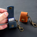 Personalizado Mini portátil de cuero genuino SD tarjeta titular de la bolsa de almacenamiento con el nombre grabado y llavero de la cámara accesorio de regalo de cumpleaños para el fotógrafo
