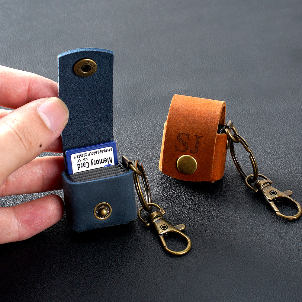 Personalizado Mini portátil de cuero genuino SD tarjeta titular de la bolsa de almacenamiento con el nombre grabado y llavero de la cámara accesorio de regalo de cumpleaños para el fotógrafo
