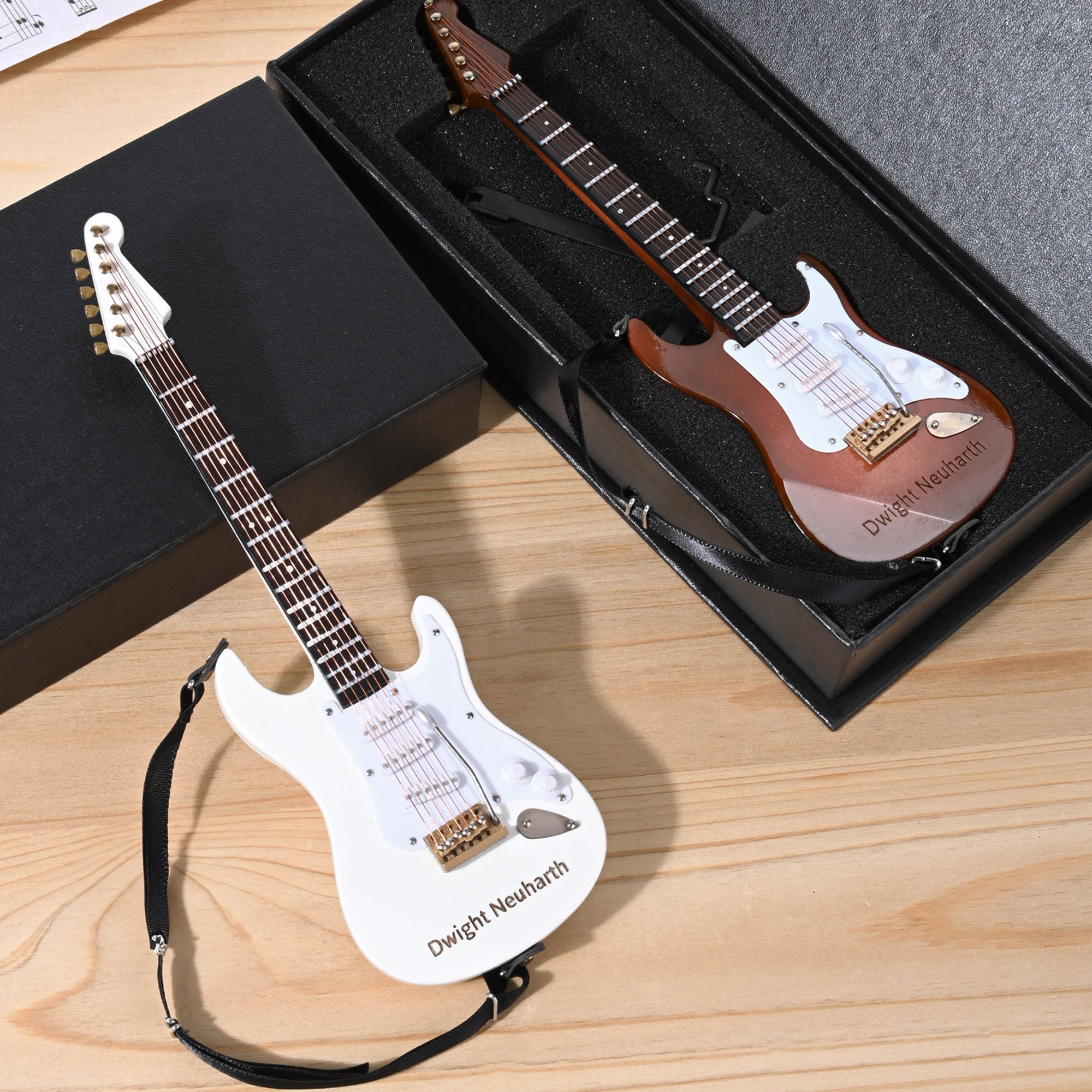 Personalizado Multicolor Mini Guitarra con Correa Ornamento con Nombre Grabado Estuche Decoración del Hogar Regalo de Cumpleaños para Guitarrista Amante de la Música