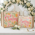Bolsa de yute grande con nombre para regalo de cumpleaños de Día de la Madre para mujer, con flores personalizadas y diseño de cuadros de colores