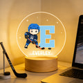 Personalizada Lindo Dibujo Animado Jugador de Hockey sobre Hielo LED Luz de Noche con Nombre Inicial y Base de Madera Decoración del Hogar Regalo de Cumpleaños del Equipo para los Amantes de los Jugad