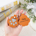 Personalizado Paw Print Pet Hair PU Leather Memorial Charm with Name and Text Sympathy Memorial Gift for Loss of Pet