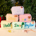 Bolsa de maquillaje personalizada de rayas con diseño de elementos navideños multicolor y nombre enroscado Regalo esencial de Navidad para mujer