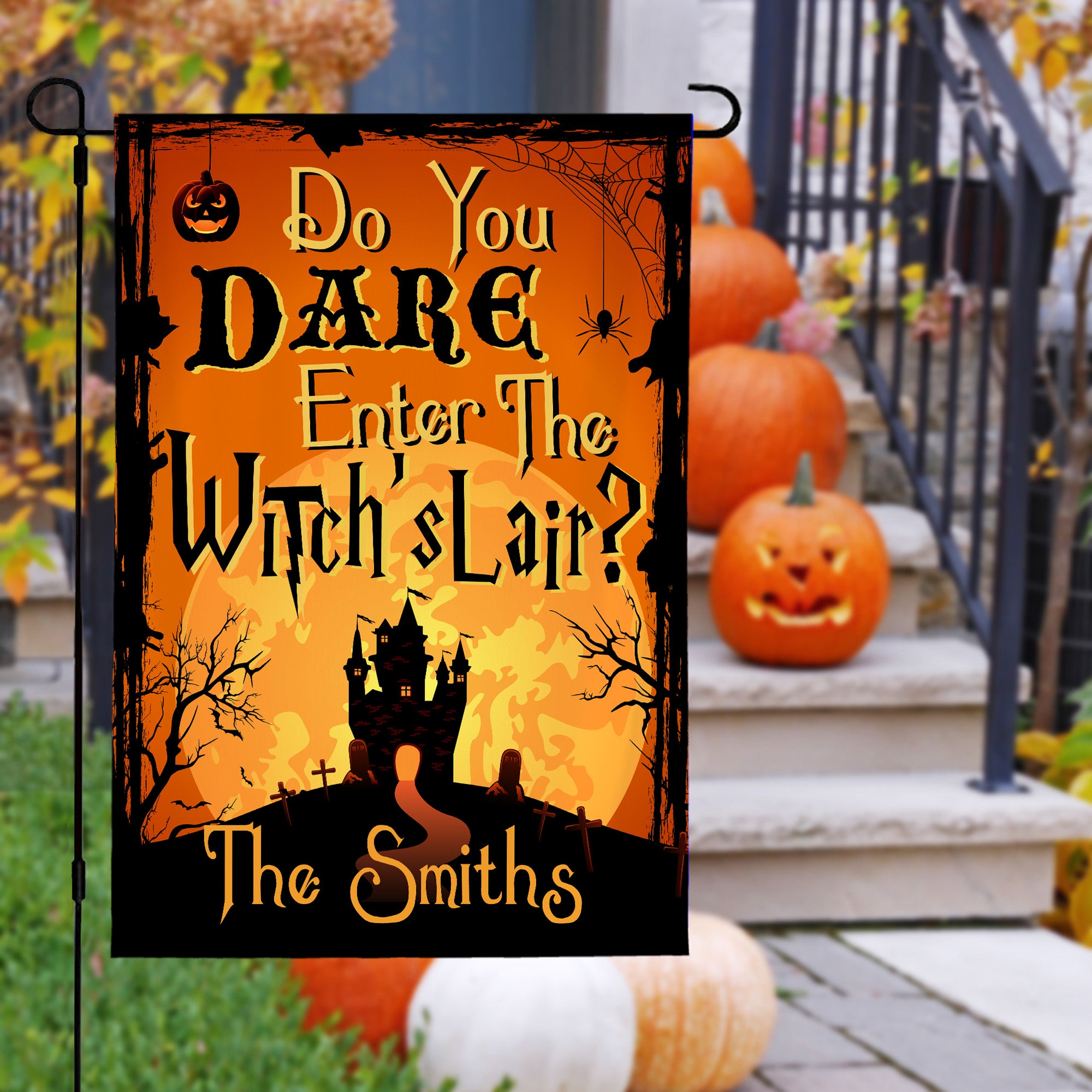 Bandera de jardín personalizada con el tema de Halloween Guarida de la bruja con el texto Yard Porch Outdoor Decor Halloween Gift for Family Friend