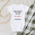 Personalizada de puro algodón recogidos a mano para la Tierra del bebé body del niño camiseta con texto Nuevo bebé anuncio de nacimiento regalo para recién nacidos niños niñas