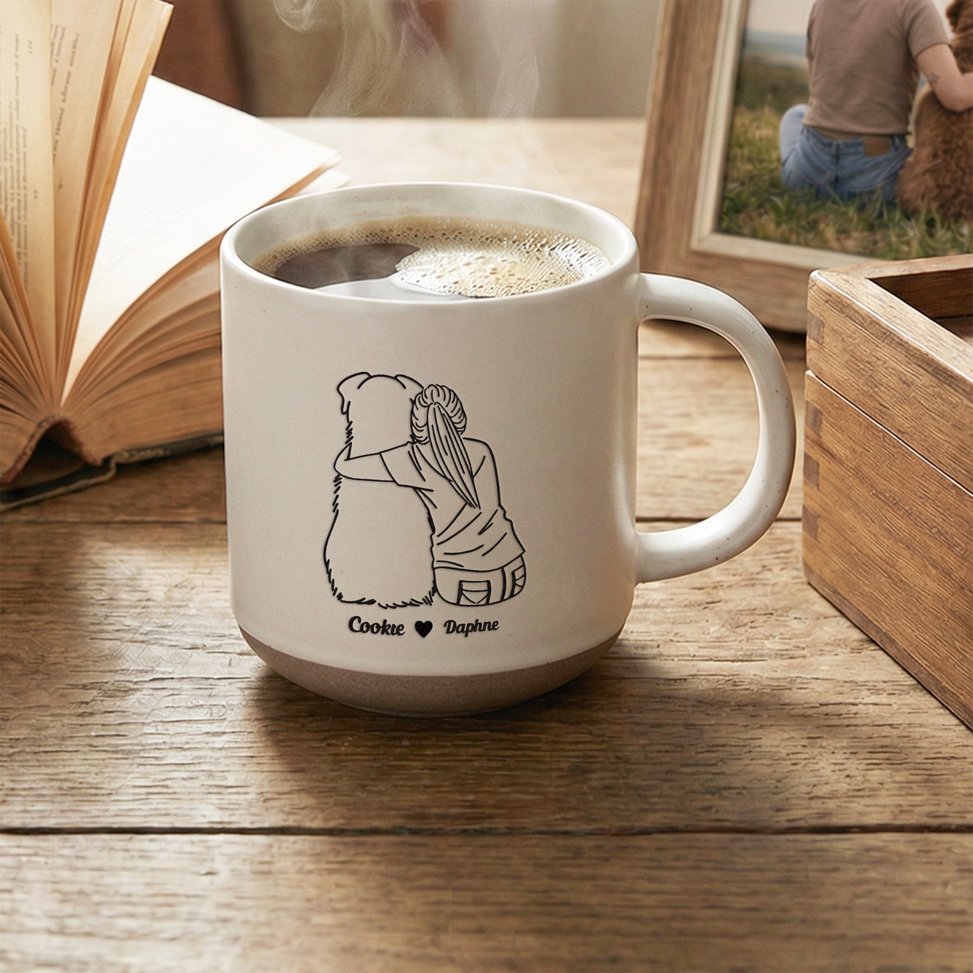 Línea personalizada Chica y su perro 12 oz Taza de café de cerámica con asa y nombres grabados Hogar Oficina Drinkware Pet Memorial Gift for Pet Lover