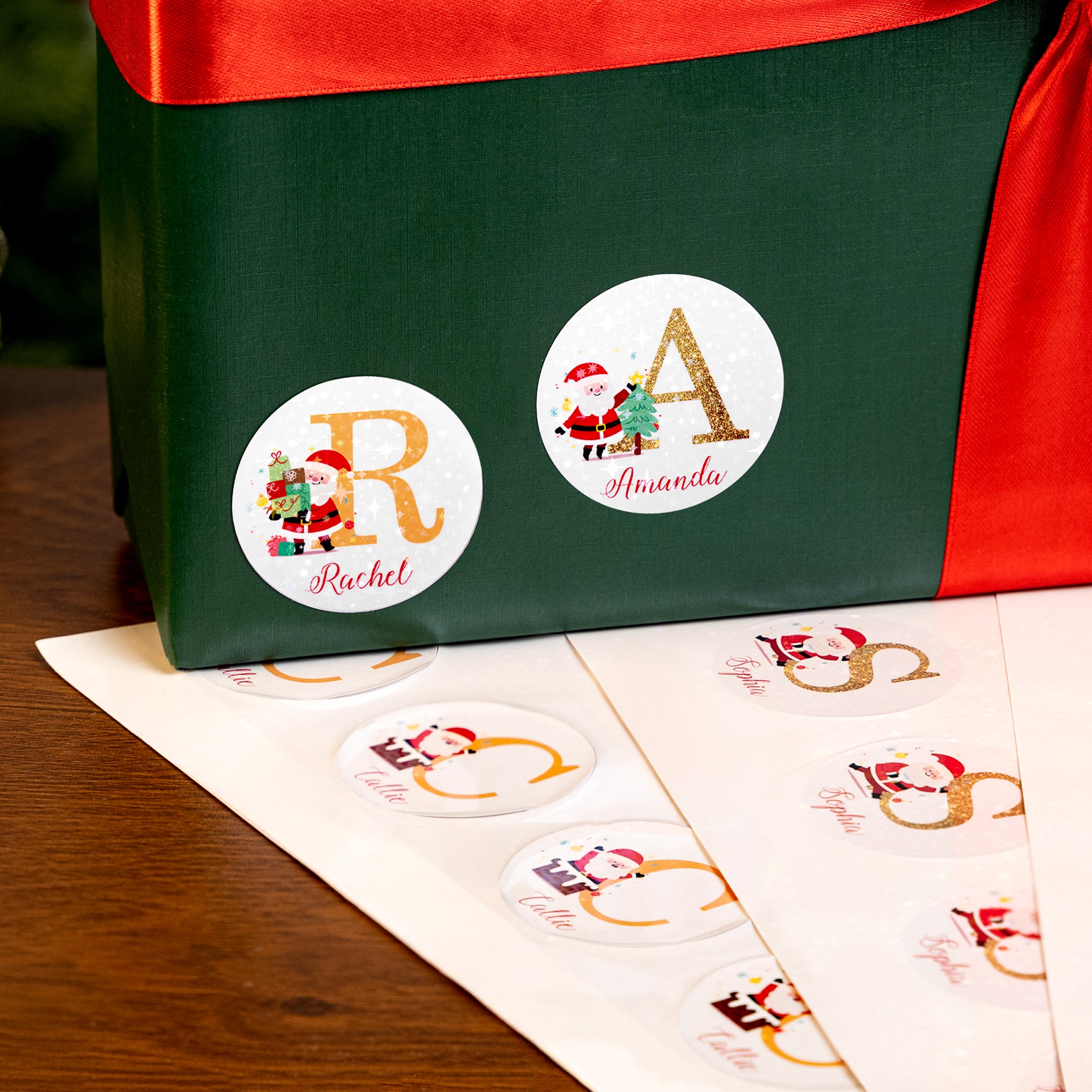 Personalizado Santa Claus Glitter Initial etiquetas adhesivas a prueba de agua con el nombre de regalo Decoración de Navidad Fiesta de Favores para los amigos de la familia