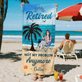 Toalla de playa personalizada jubilado Not My Problem Anymore personaje de dibujos animados con nombre Esenciales de verano de secado rápido Regalo de jubilación para la familia Colega
