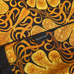 Pañuelo de Seda Negro con Patrón Dorado Ornamentado Reims