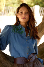BLUSA DENIM CON BORDADO FLORES
